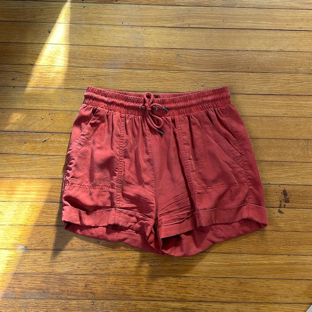 Universal Threads orange shorts! Good condition! Size medium!